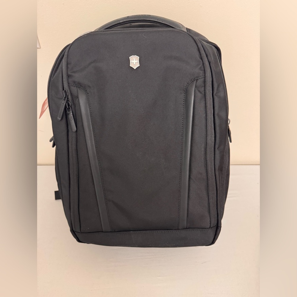 Victorinox Almont Professional Essentials Laptop Backpack     FREE SHIPPING